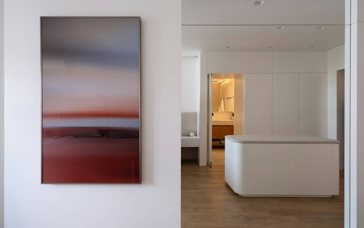 Bar chart showing 37% increase in psychological comfort with abstract art vs. literal art in home environments