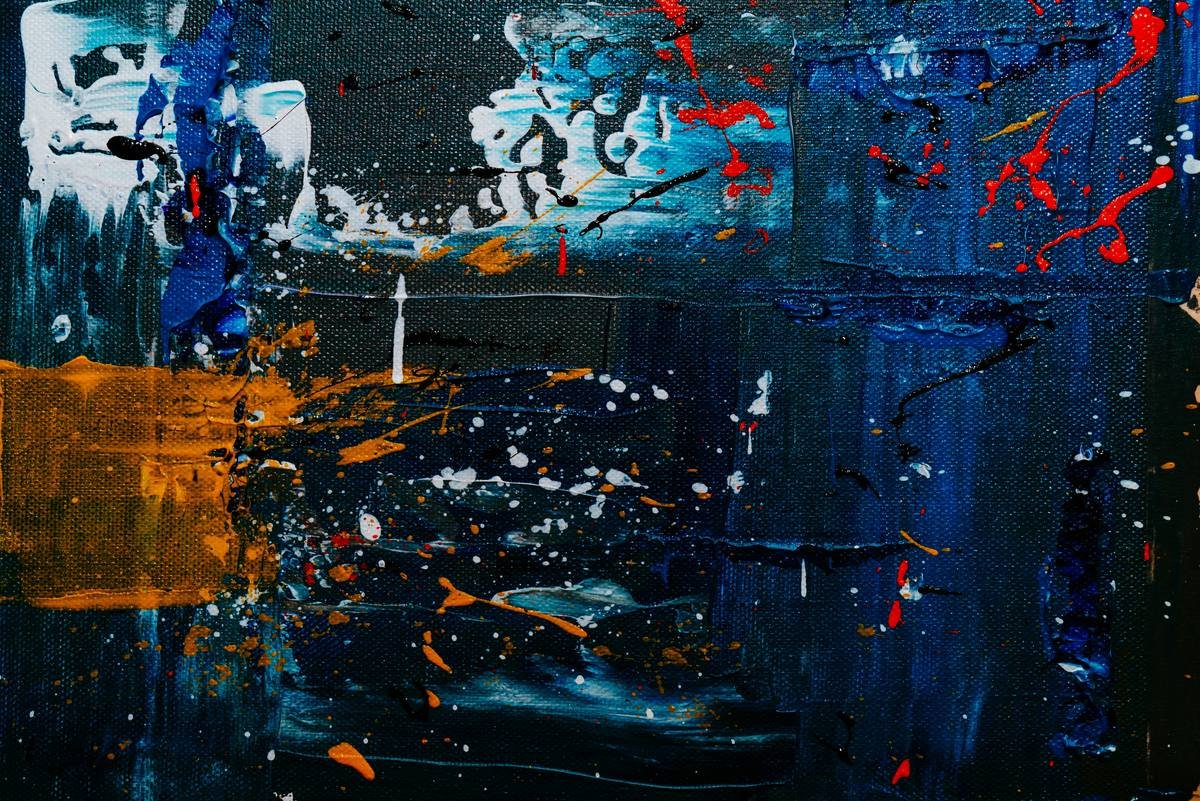 Infographic showing 5 key abstract expressionism art characteristics: gestural brushwork, non-objective forms, large scale, process-focused creation, and all-over composition