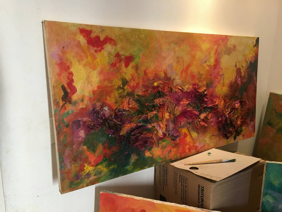 Infographic showing emotional impact of abstract expressionism vs. generic prints in home settings